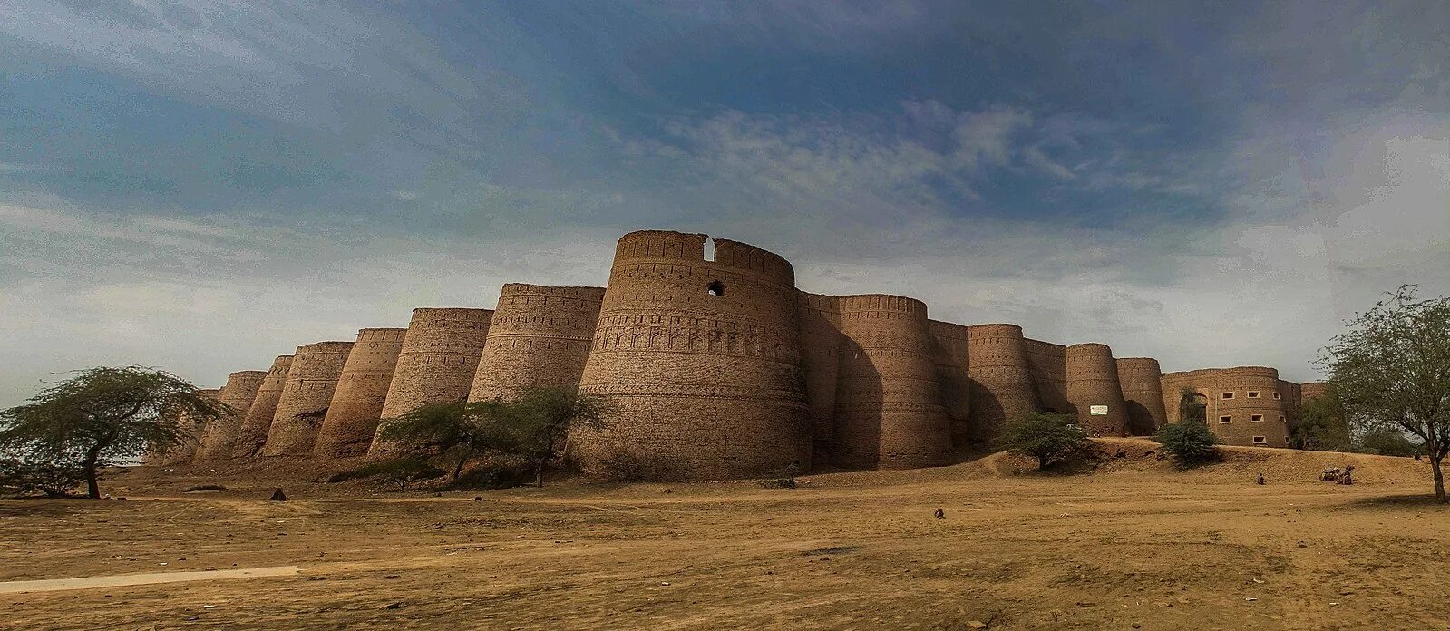 Форт Деравар Пакистан. Форт Бхангар Индия. Пустыня Чолистан в Пакистане. Форт Девагири-Даулатабад.