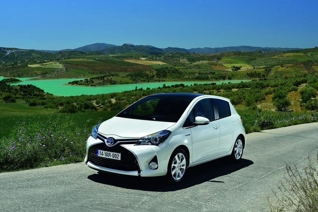 Тойота Ярис 2014. Тойота Ярис 2015. Toyota Yaris 2014. Тойота Ярис 2015 года. Витц 2015 год