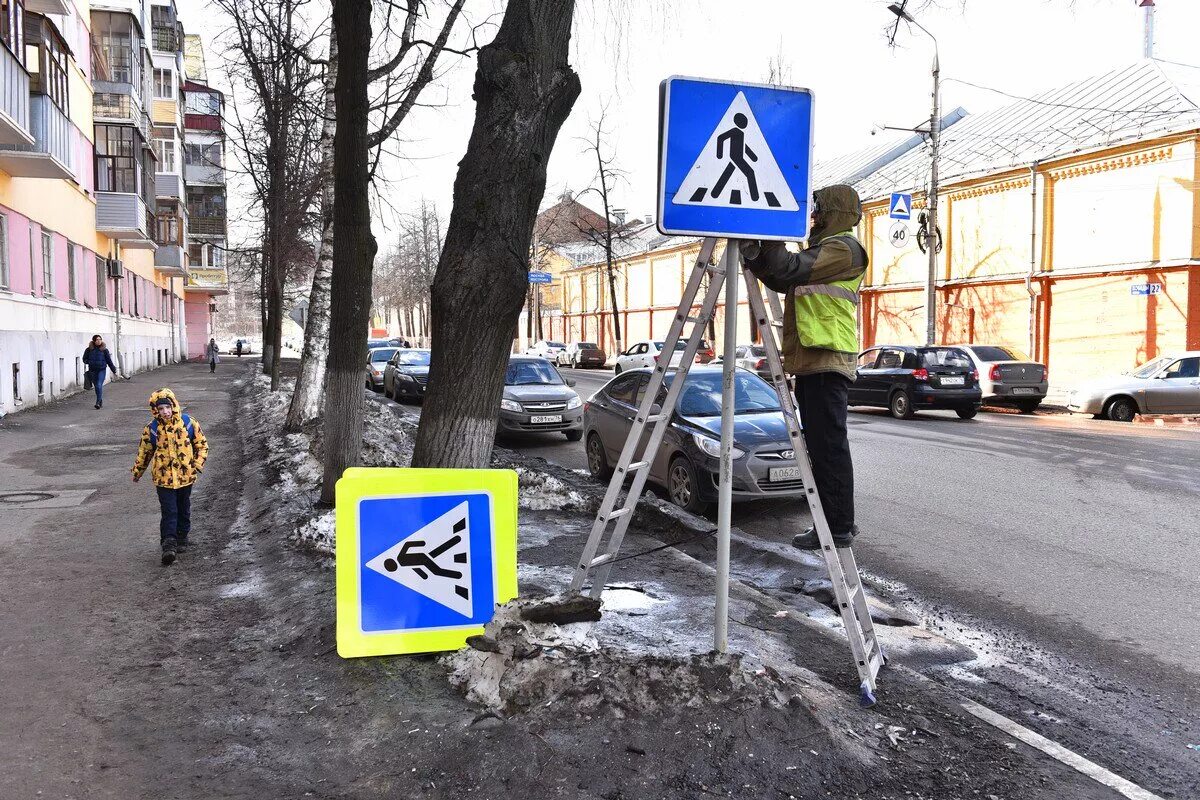 Упал дорожные знаки. Сломанный дорожный знак. Упавшие дорожные знаки. Дорожный знак пешеходный переход. Знак пешеходная зона.