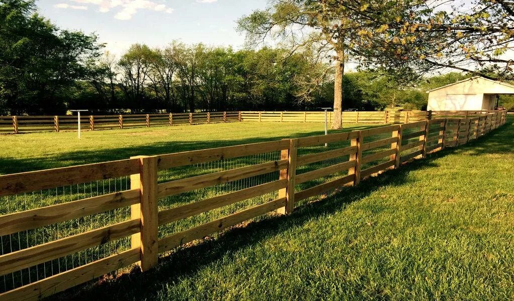 Изгородь из дерева. Две горизонтальные жерди. Изгородь из жердей. Забор в деревне. Забор ранчо жерди.