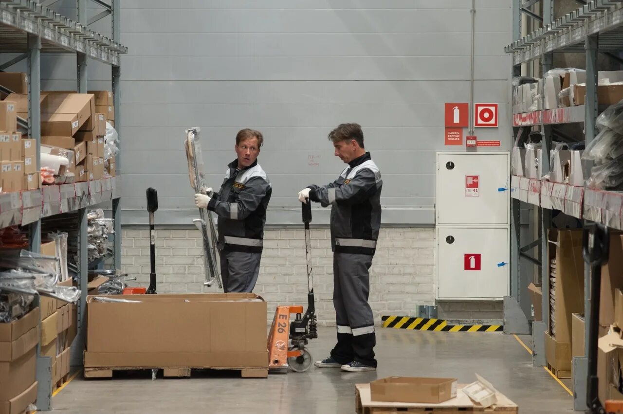 Разные профессии. Многообразие профессий. Аутсорсинг персонала. Много рабочих. Грузчики такелажные работы логотипы.