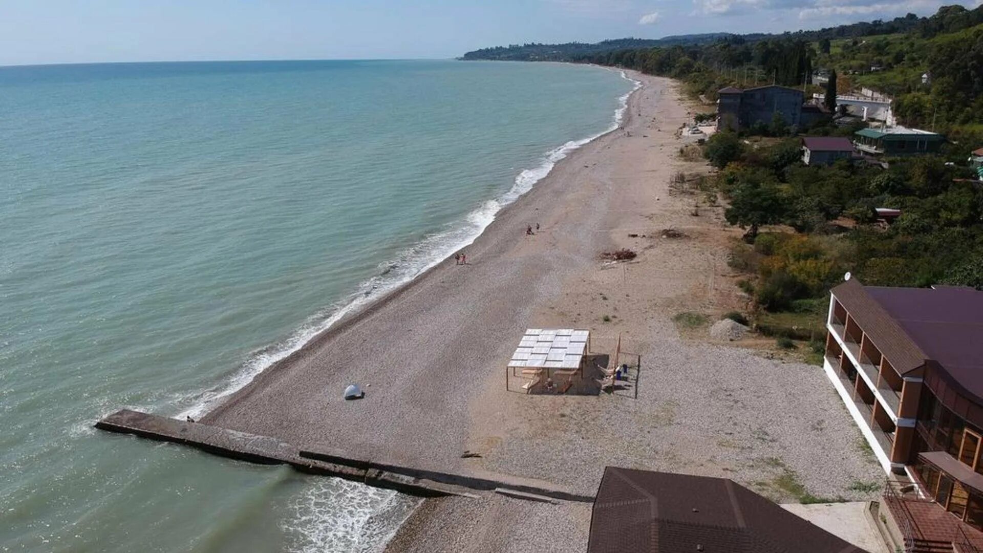 Новый афон отдых 2024 цены на берегу. Новый Афон Абхазия домики на берегу моря. Абхазия первая Береговая линия.