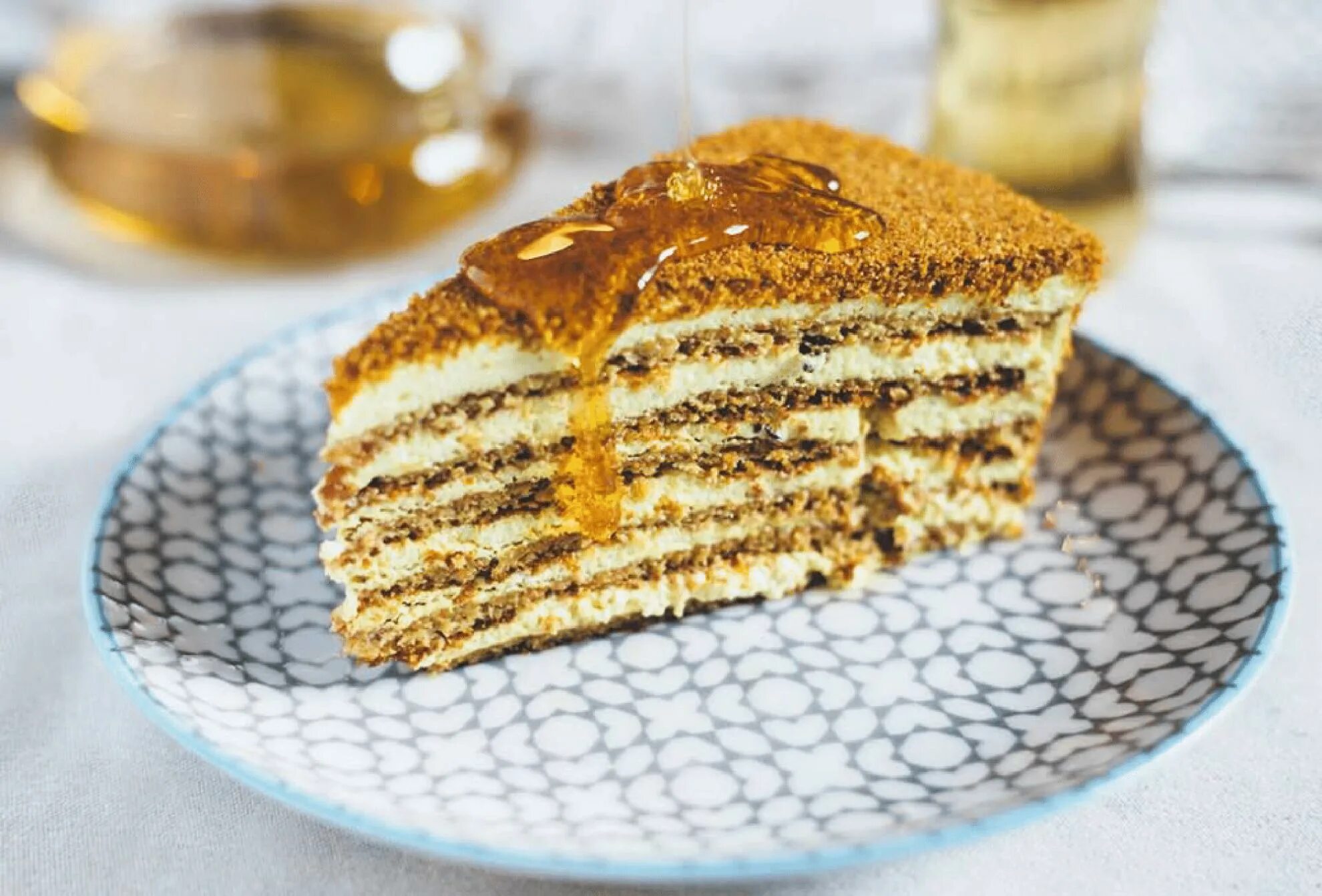 торт рыжик медовый. торт медовик чайхона. торт медовик с пчелками. приготовление торта рыжик. мишель медовик.