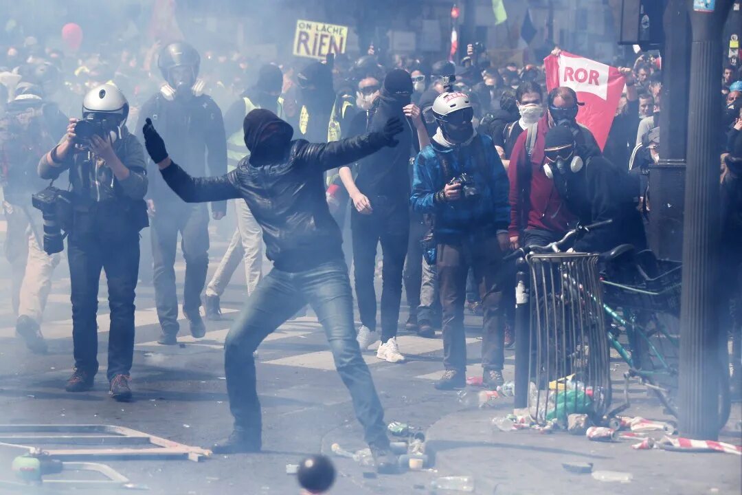 Толпа массовые беспорядки. Толпа протестующих. Общественные беспорядки. Митинг беспорядки