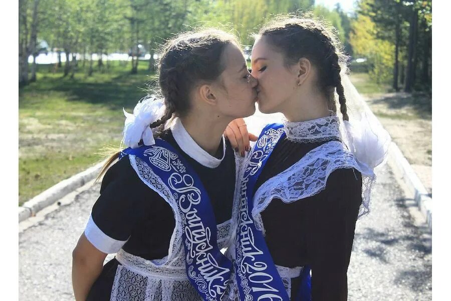 девушки целуются в школе. поцелуй на выпускном. поцелуй выпускниц. школа поцелуев дима. поцелуй в школе.