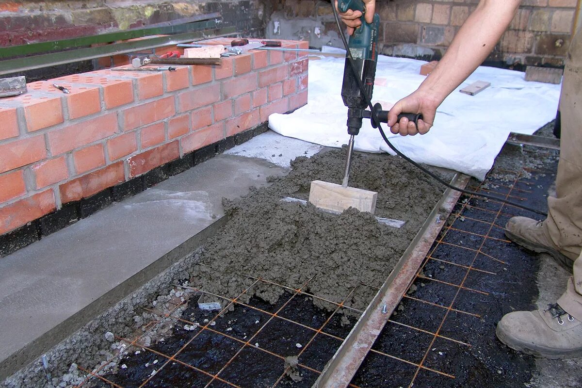 Нужен ли вибратор. Трамбовать бетон. Трамбовка бетона. Вибро для заливки фундамента. Виброуплотнение бетона фундамента.