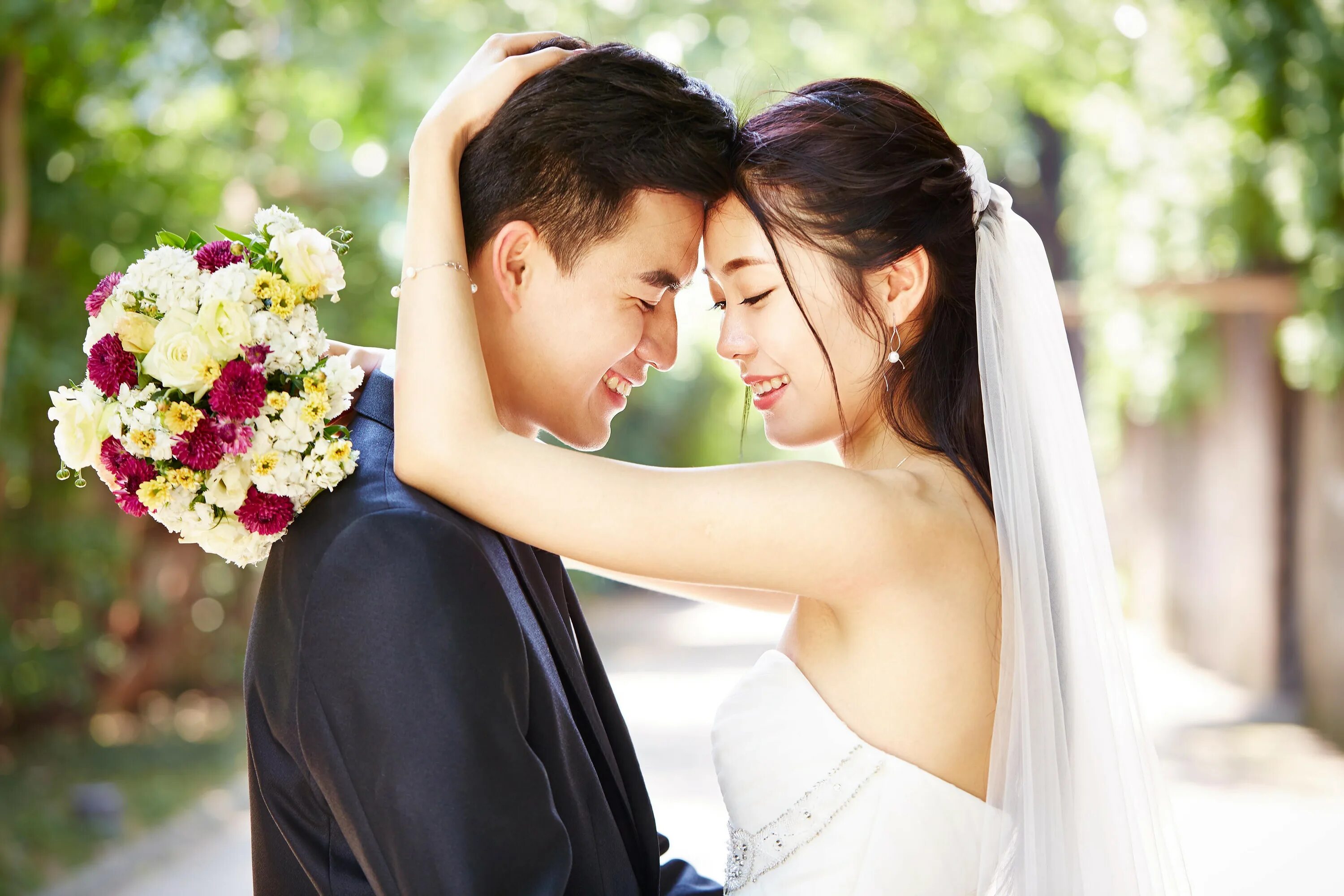 Азиаты любовь. Свадьба азиатов. Молодожены азиаты. Свадебная пара азиаты. Парочка свадьба азиаты.