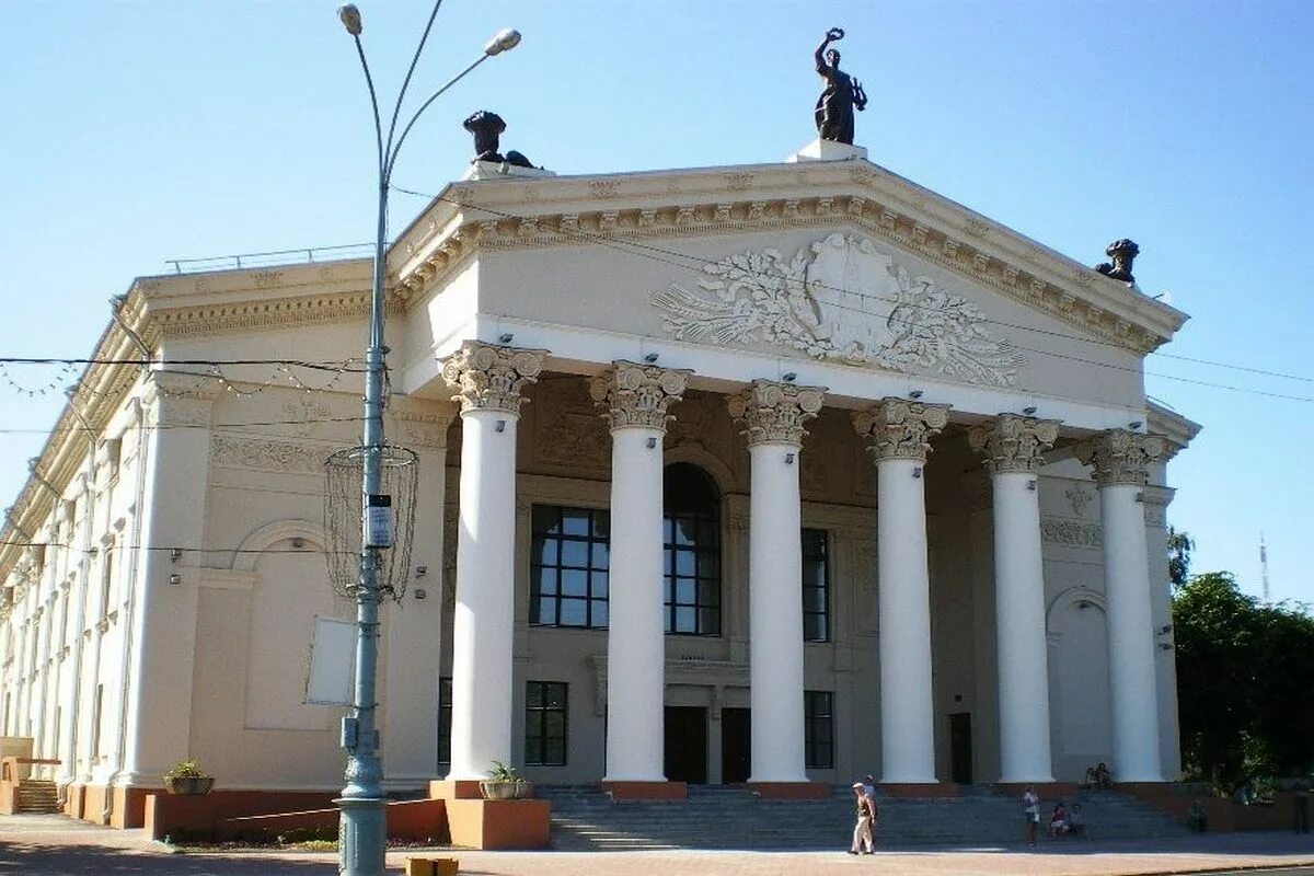 Театр гомель. Театр гомель. Гомельский областной драматический театр сцена. Гомель фото в настоящее время. Гомельский областной драматический театр зал.