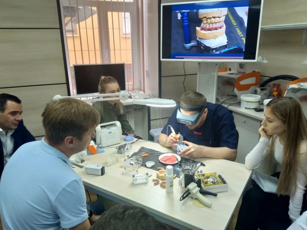 На зубного техника после 9. Профессия зубной техник. Зубной техник учеба. Москва колледж зубной техник. Курсы зубного техника.