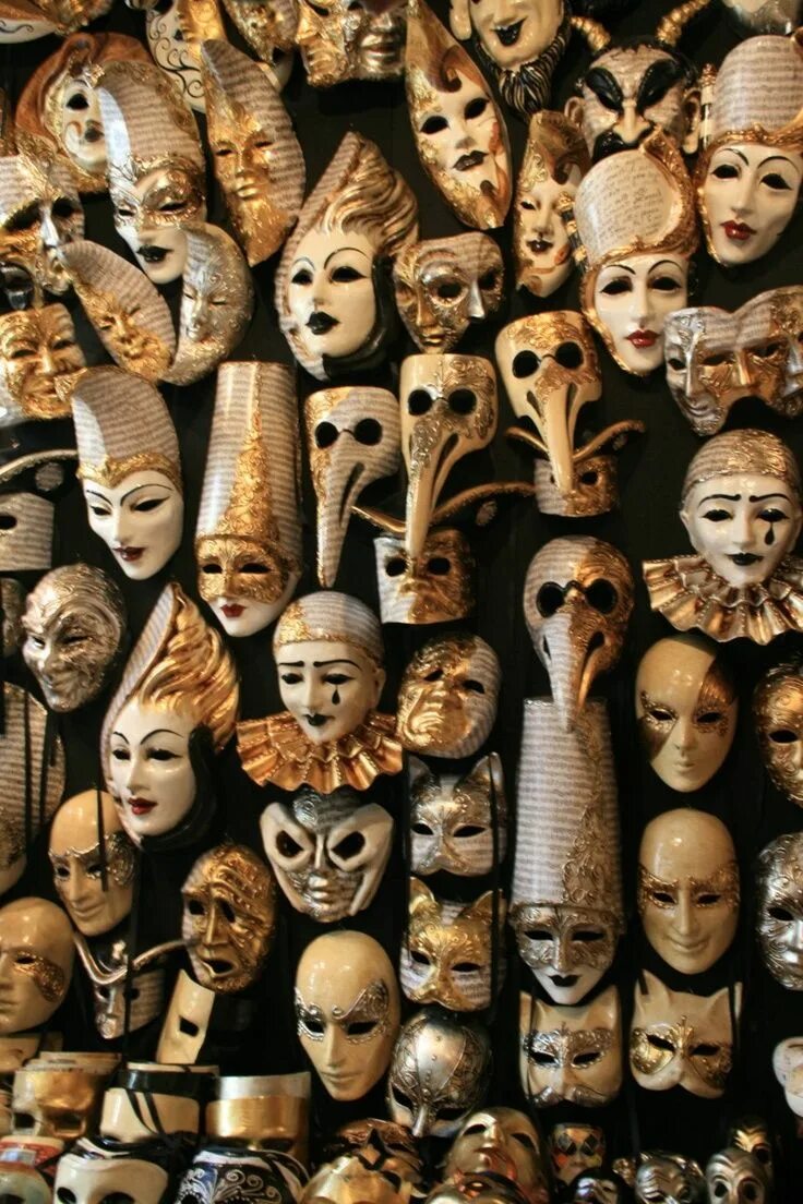 Играем роль маски. Много масок. Человек в маске. Человеческие маски. Театральные маски.