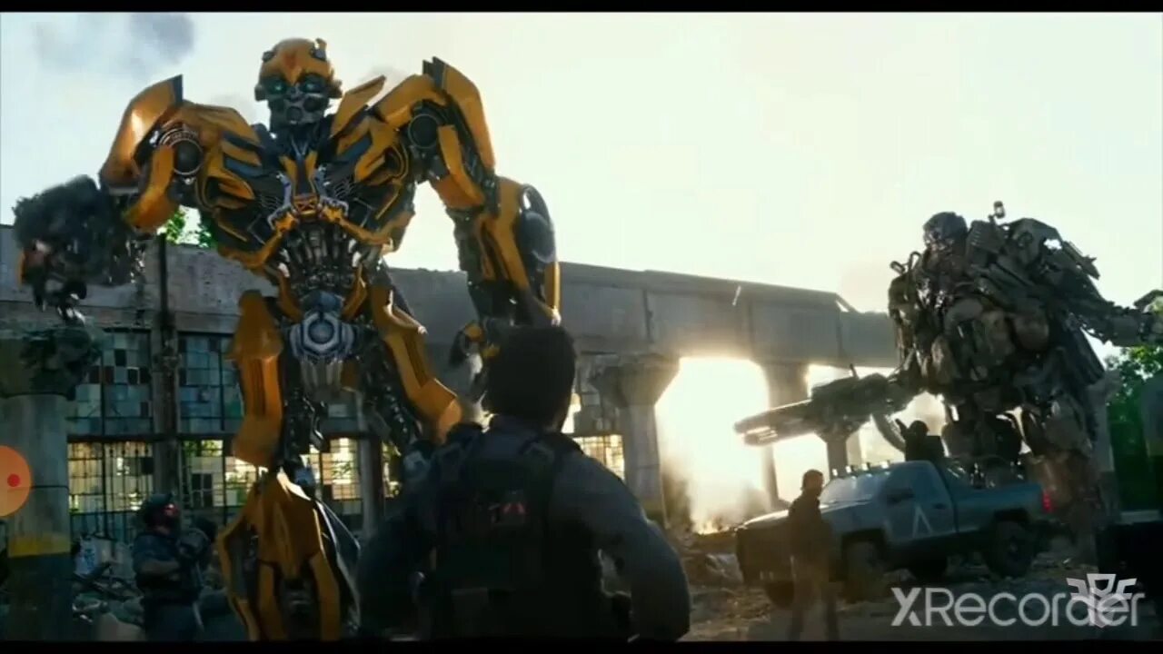 Transformers последний. Трансформеры: последний рыцарь (2017). бамблби последний рыцарь.