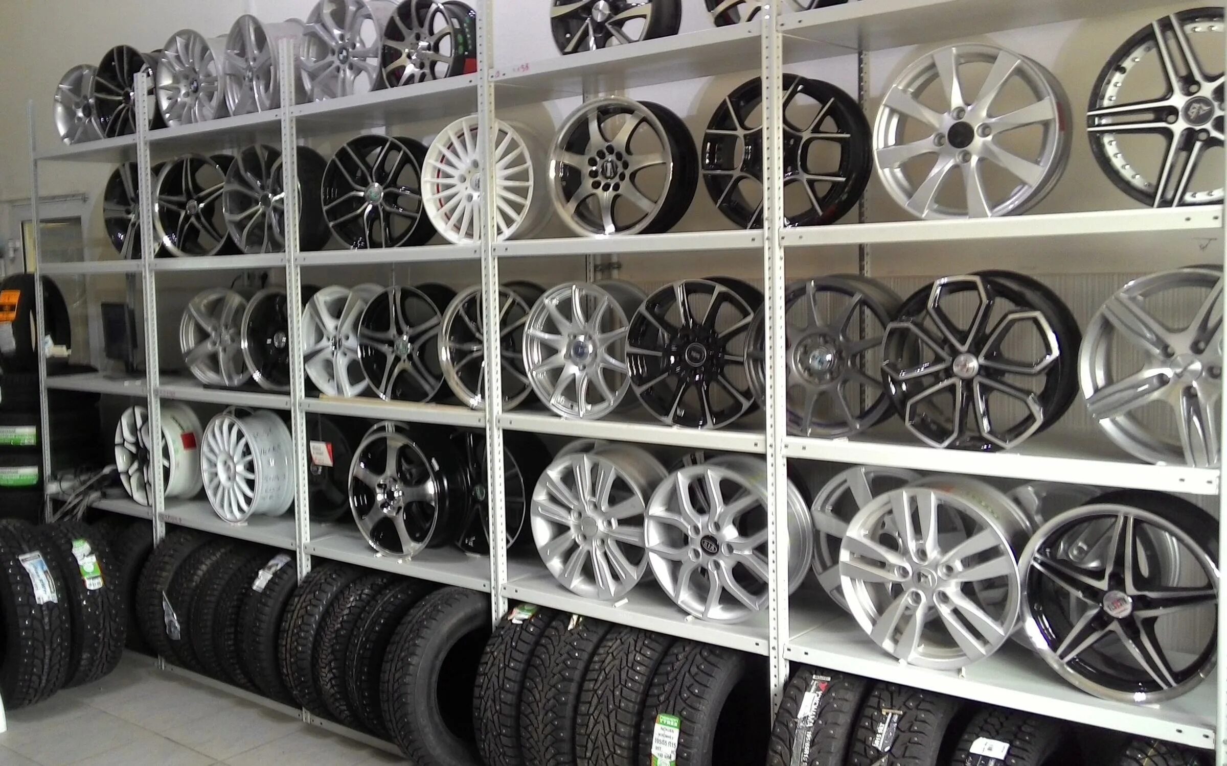 Сибирь колесо бийск. Магазины автошин в бийске. Магазин на колесах. Колесо бийск. Иркутская 1 бийск.