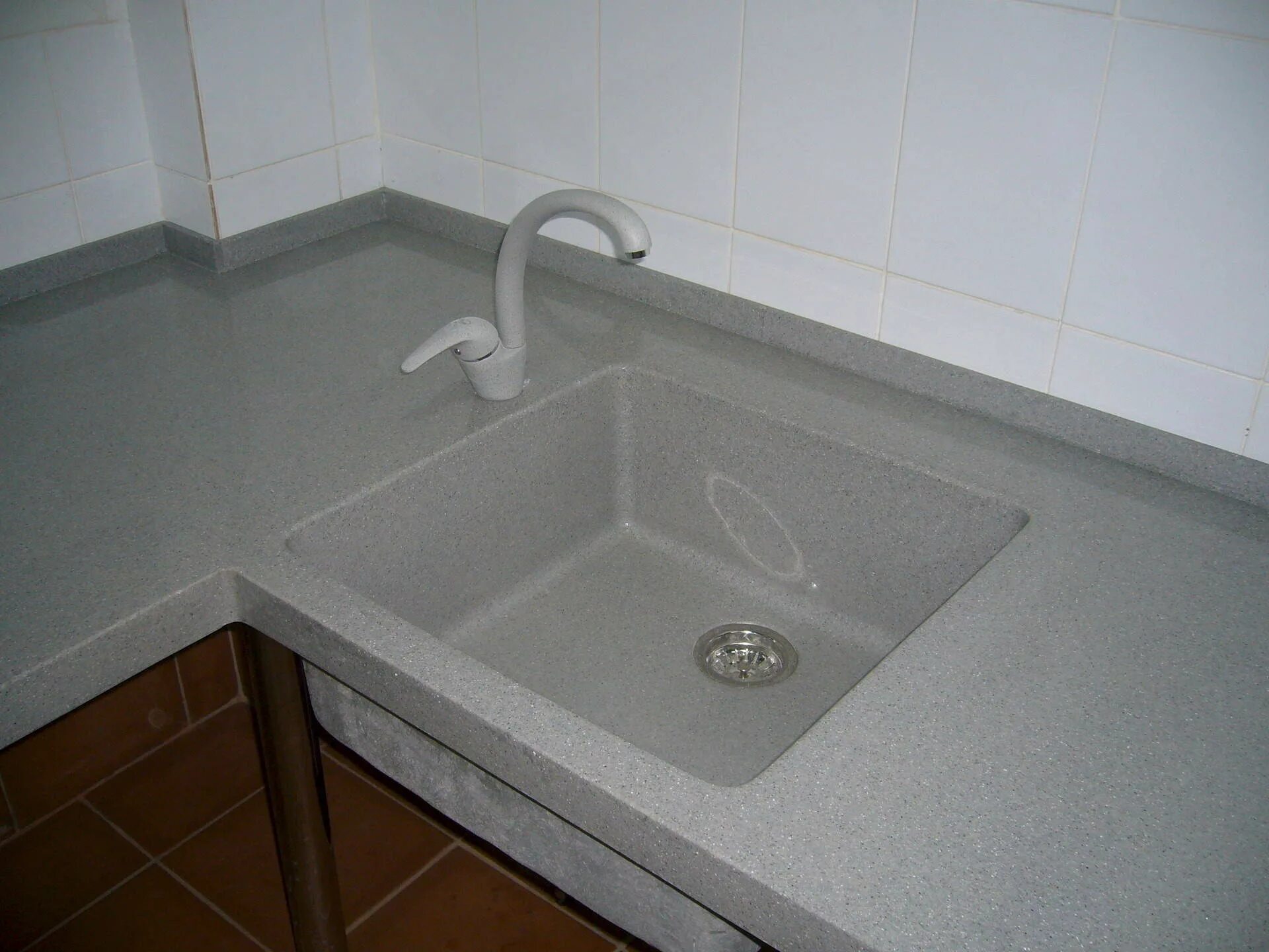 Ошибки в проектировании кухни. Угловая раковина на кухню. Мойка для кухни накладная на столешницу. Стык между плитой и столешницей. Между мойкой и.