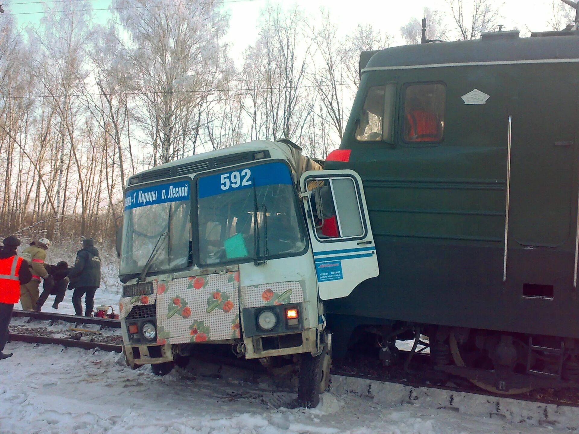 Дтп на железнодорожном переезде автобус. Автобус на железнодорожном переезде. Поезд протаранил автобус. Дтп на железнодорожном переезде. Поезд столкнулся с автобусом.