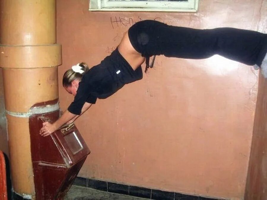 Девушки под градусом. Фотосессия в подъезде. Девушка в подъезде. Фотографии в подъезде девушек. Чудики из социальных сетей в подъезде