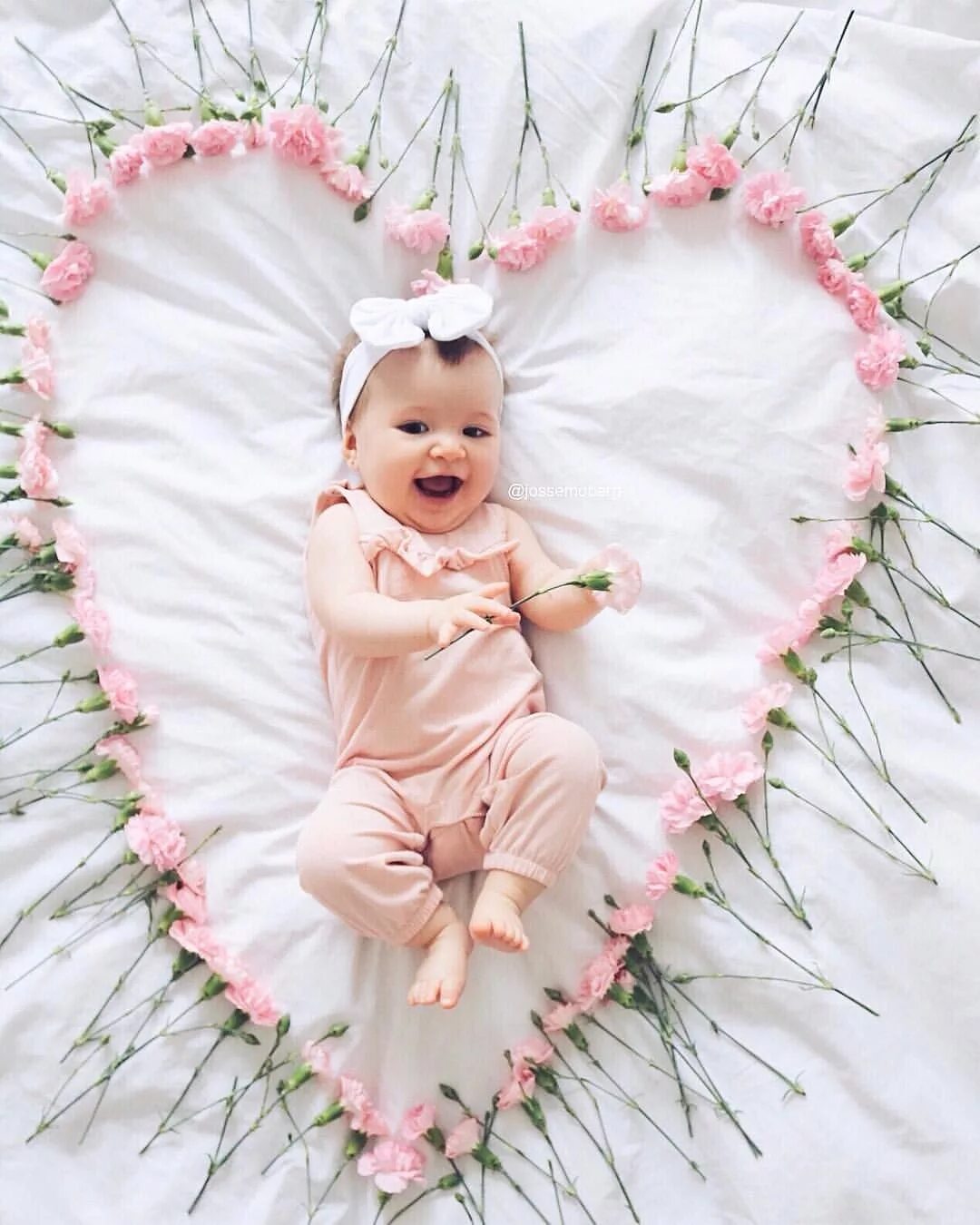 Идеи на 1 месяц девочке. Фотосессия с малышом. фотосессия новорожденных. фотосессия с новорожденным. идеи для фотосессии малыша.