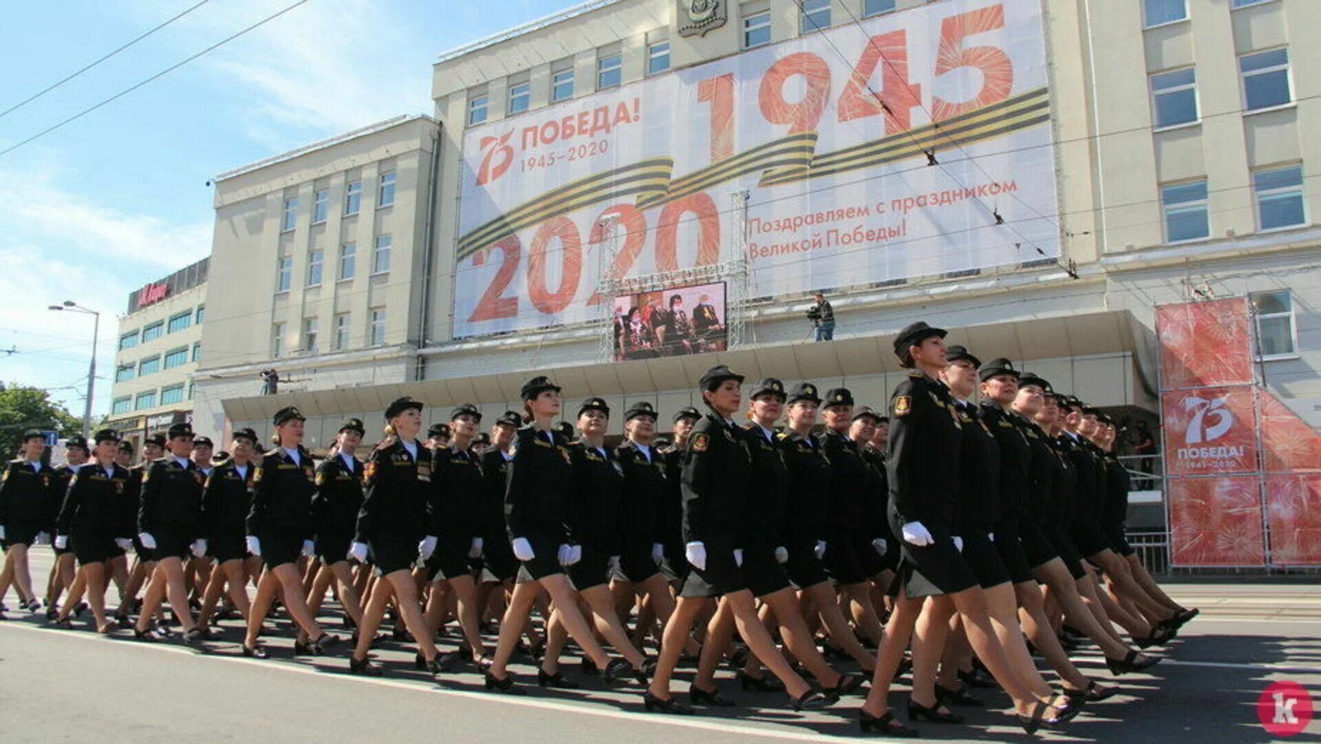 Потеряла туфельку. Подсмотрено на параде. Парад 9 мая калининград. Парад туфля видео. Парад туфля видео.