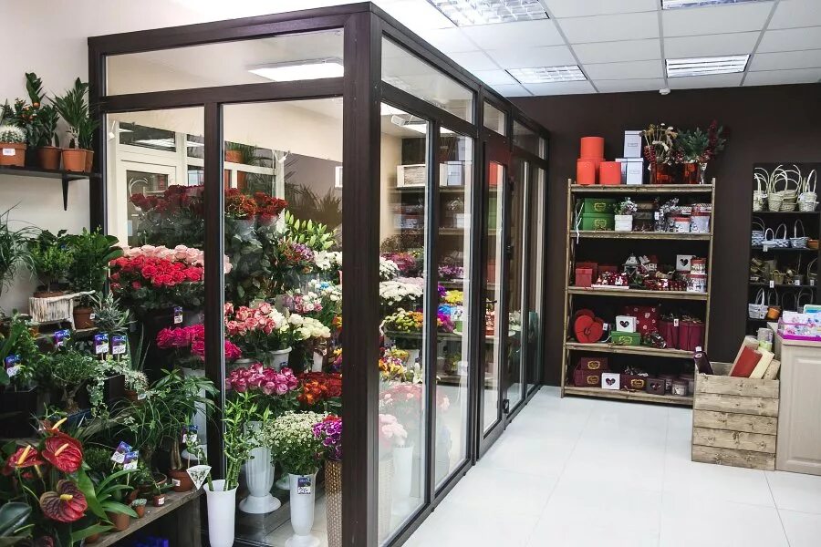 Видео цветочных магазинов. Интерьер цветочного магазина. Стильный цветочный магазин. Цветочный салон. Помещение для цветов.
