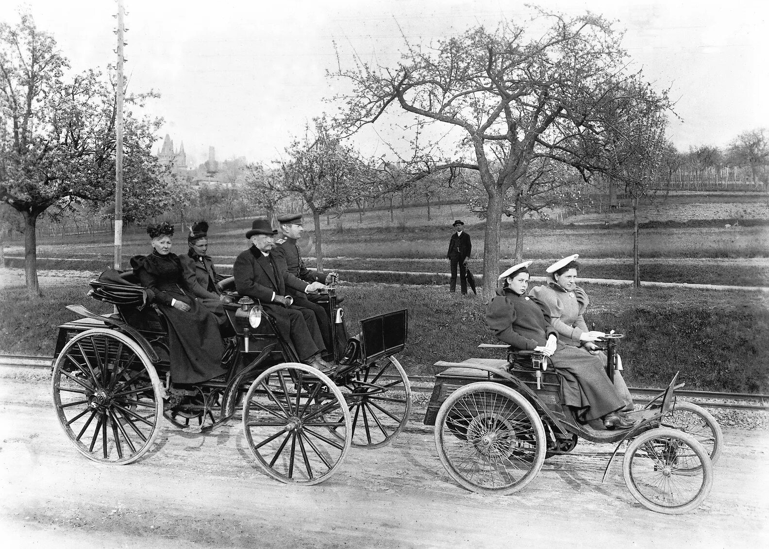 Появился первый автомобиль решили. Benz velo 1894. “Benz velo” 1894 года с клаксоном. Мерседес Бенц 1895. Мерседес Бенц 1895 года.