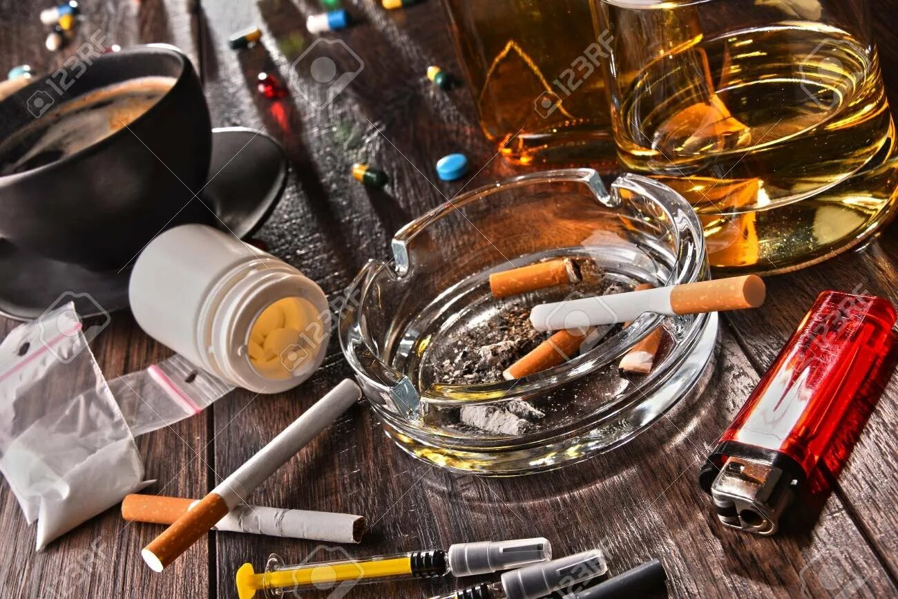 Виски орган человека. Алкоголь табак наркотики. Алкоголь и сигареты. Алкоголь, лекарства, сигареты. Стол с алкоголем и наркотиками.