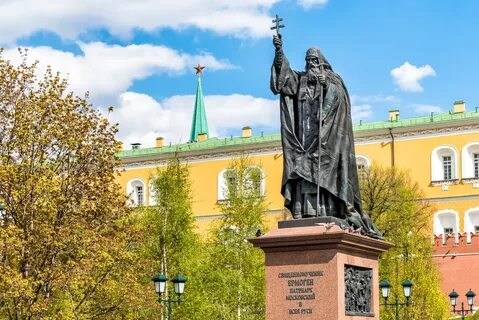 Памятник патриарху гермогену александровский сад