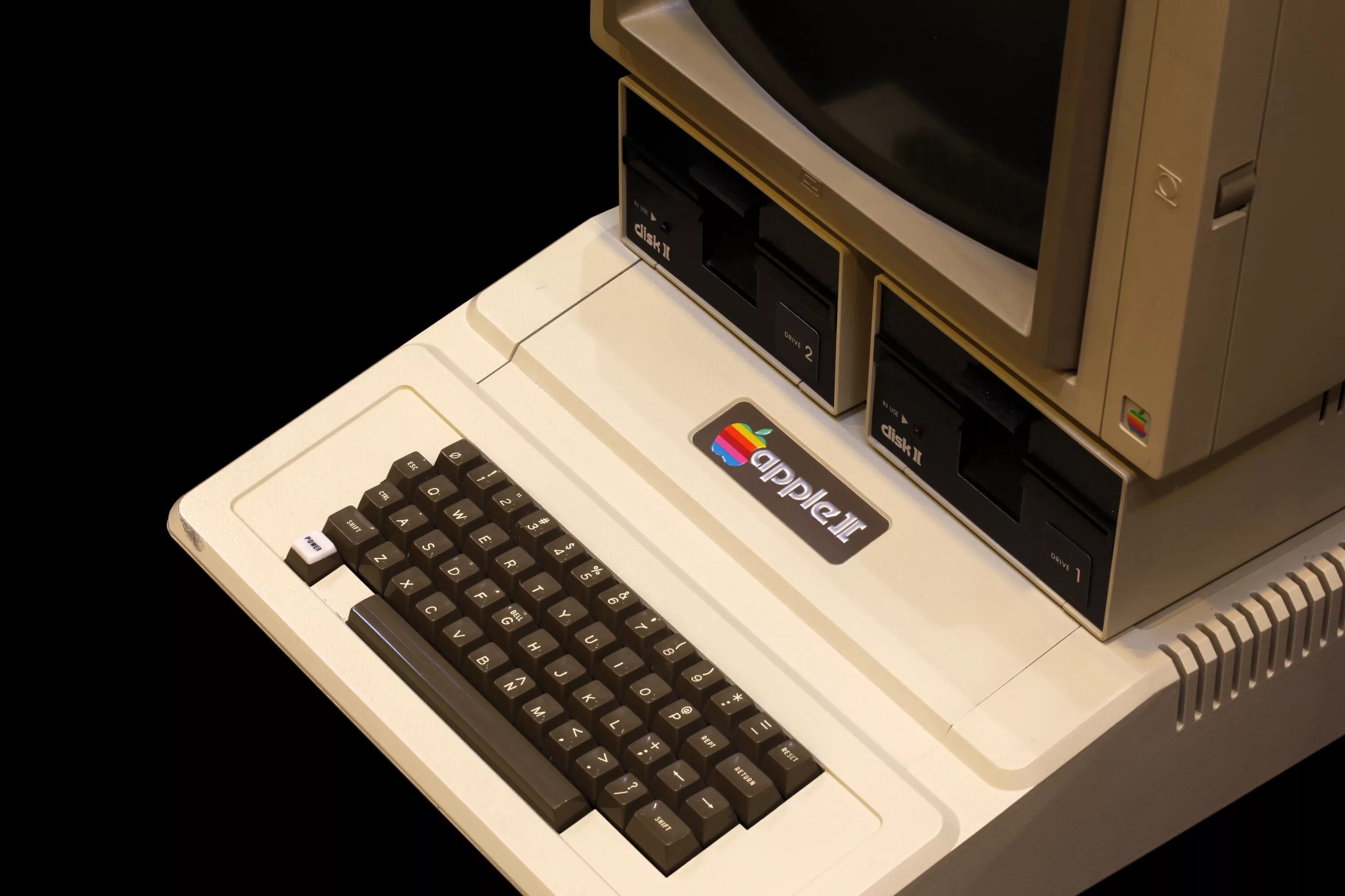 Apple II 1977. Apple 2 компьютер. Эппл 2 компьютер 1977. Персональный компьютер эпл 1977.