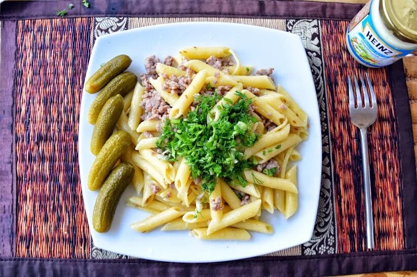 Кухня наизнанку макароны по флотски. Макароны по флотски сверху. макароны по флотски вид сверху. макароны по флотски толстые. макароны по флотски на белой тарелке.