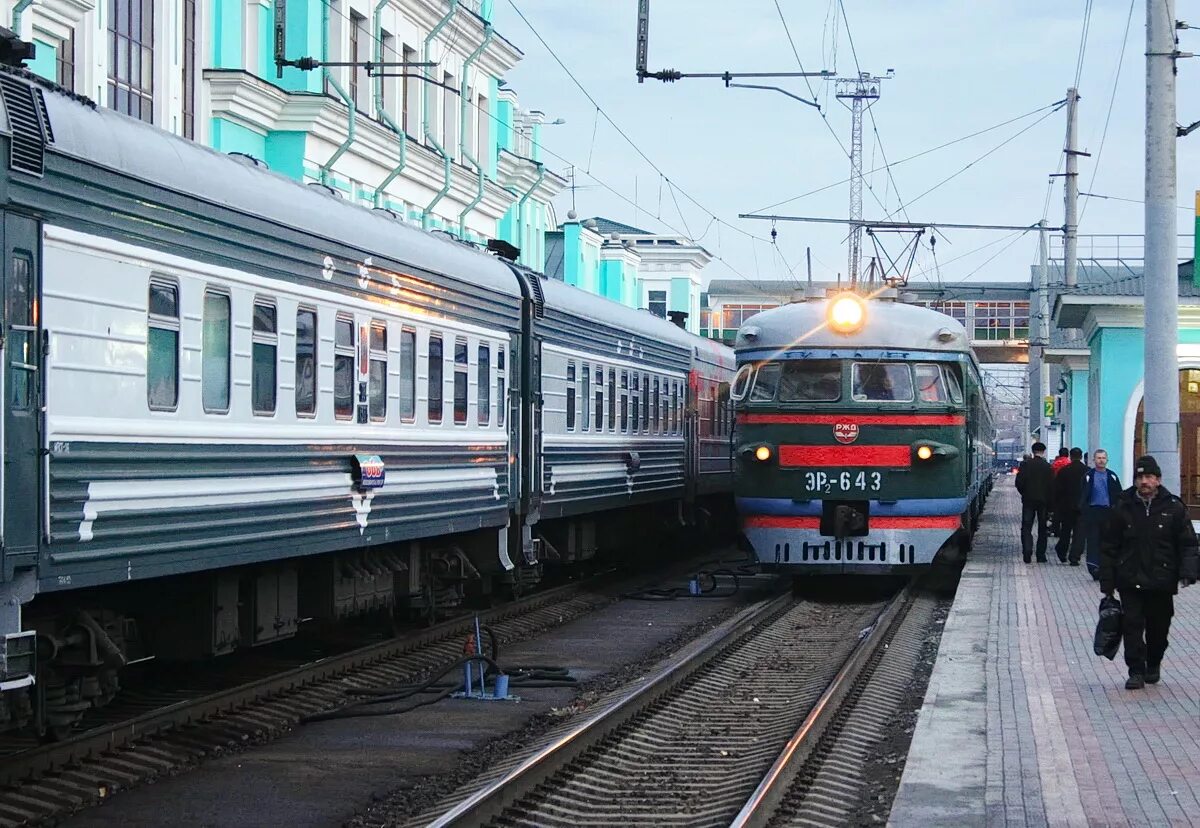 Поезд татарская омск. Эр2 Омск. Эр2 Омск голубая. Татарская Омск электричка. Поезд омич.