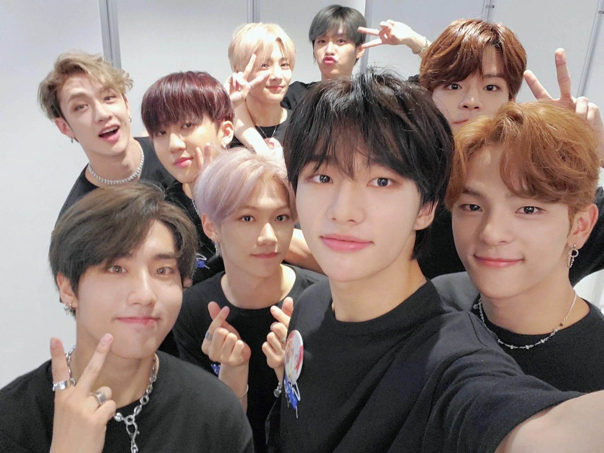 Video members. Группа Stray Kids. Группа Stray Kids 2022. Stray Kids дебют. K-Pop группа Stray Kids.