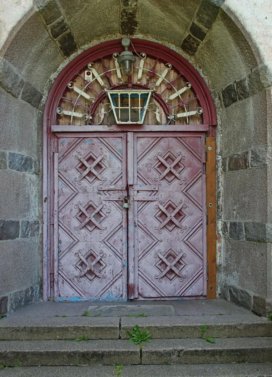 Старинная дверь. Исторические двери. Старые двери Кенигсберга. Старинный двери Калининграда.
