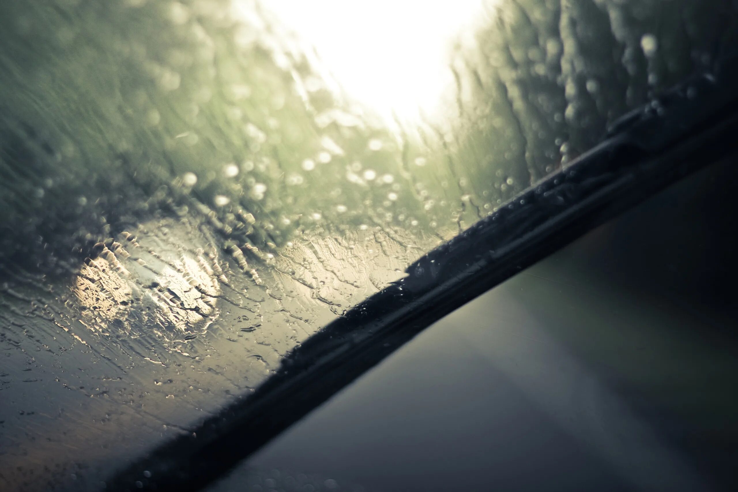 Машина запотевает в дождь. Капли на стекле. Дождь на стекле машины. Мокрое лобовое стекло. Лобовое стекло в каплях дождя.