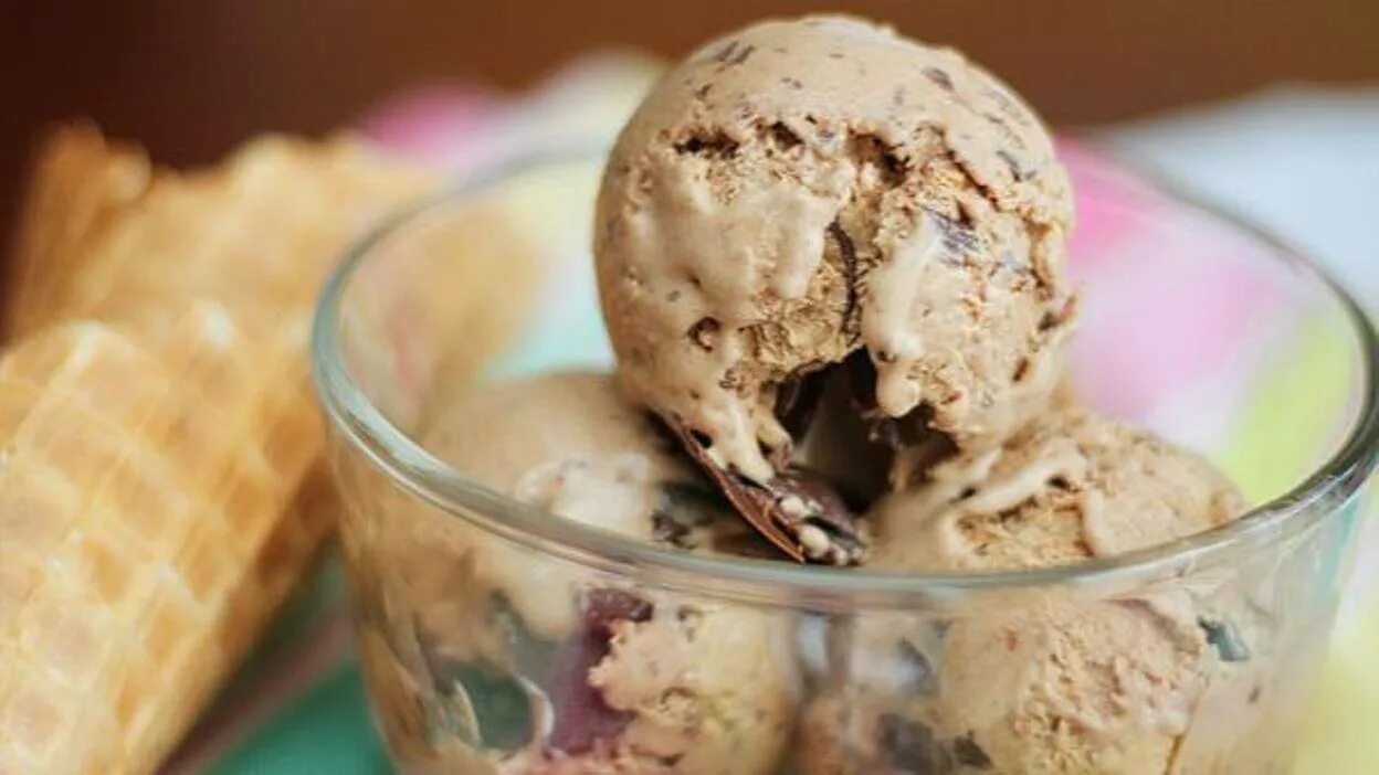 Как сделать мороженку. Мороженое пломбир со сливками. Домашнее мороженое. Мороженое ореховое. Мороженое со сгущенкой.