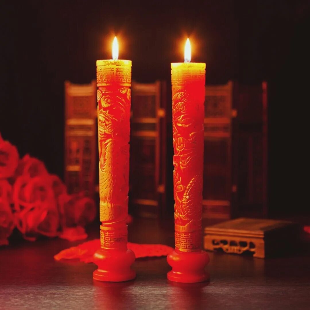 Красная свеча. Красивые свечки. Две красные свечи. Красивые красные свечи.