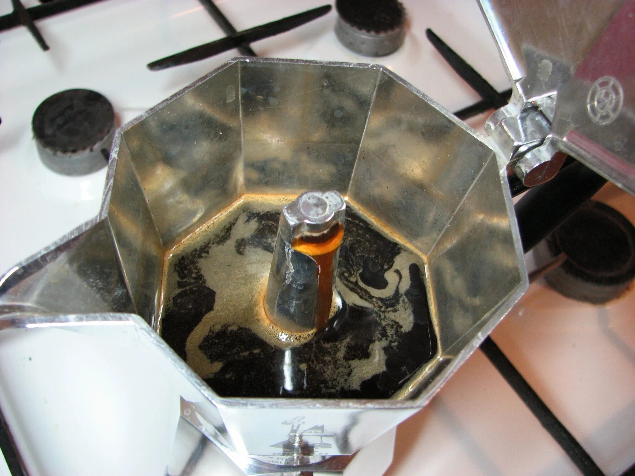 Гейзерная кофеварка процесс. Кофеварка на водяной бане. Советская кофеварка гейзерного типа. Гейзерная кофеварка (100 мл).