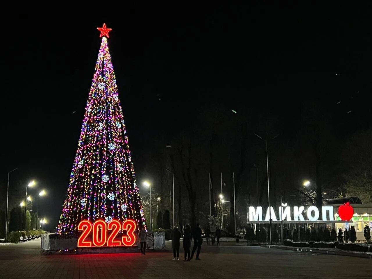 Адыгейский новый год 2024. Новогодняя елка. Новогодний город. Новогодние ели. Новый год в городе.