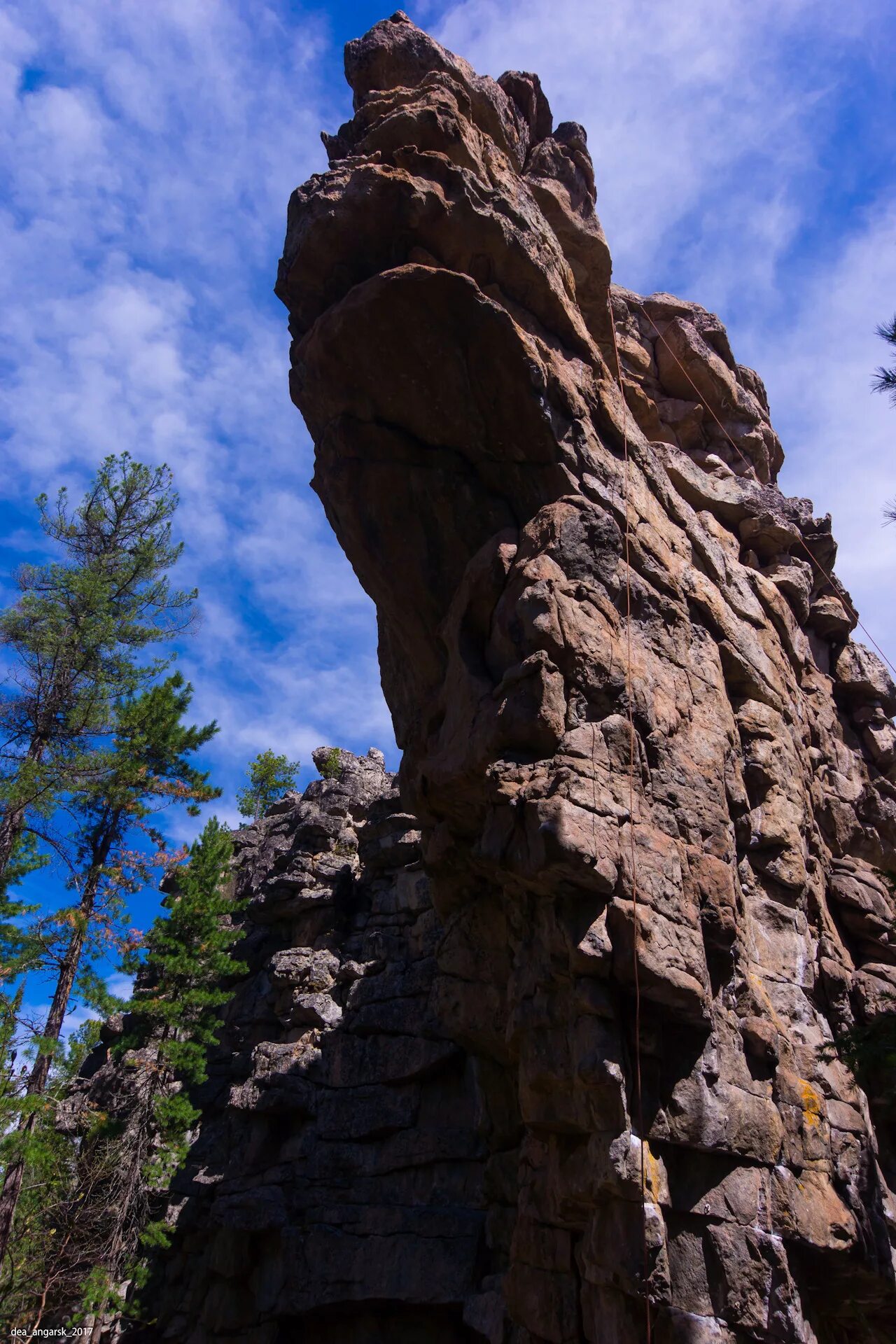 Отдельно стоящая скала. Cliff гора. Висячий камень ергаки. Природный парк "ергаки" красноярский край "висячий камень". Отдельно стоящая скала.