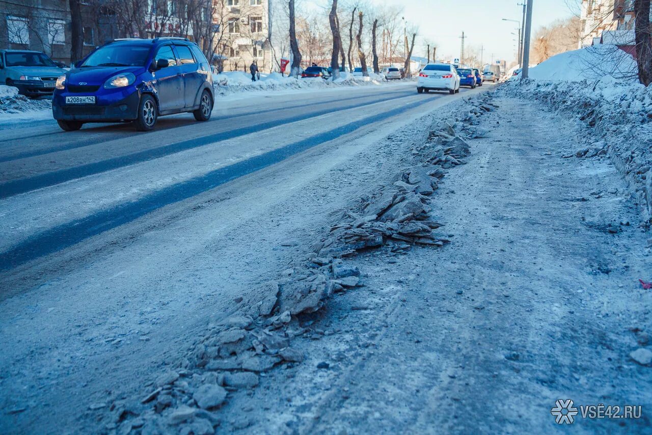 Прочищенные дороги. Соль на дорогах зимой. Посыпают дороги зимой. Зимняя дорога не чищена. Дорожные знаки для очистки дороги от снега и льда зимой.