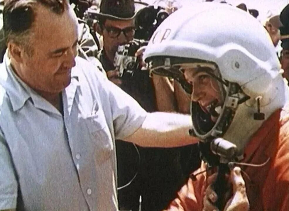 Конструктор королев сергей павлович. Полет в космос леонова беляева 1965. Сергей королев и гагарин. Сергей королёв за работой. Сергей королев и гагарин.