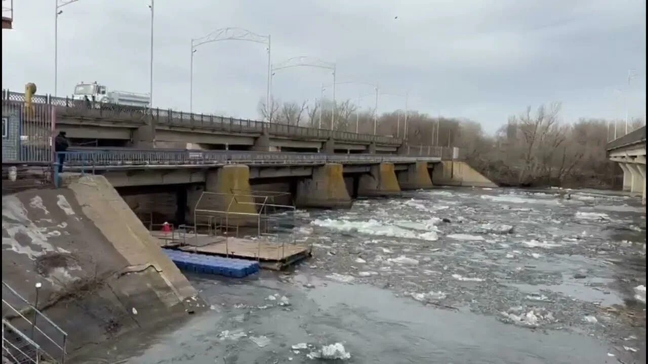 Подтопление уральска сегодня казахстан. Паводок. Мост. Уральск наводнение. Железнодорожный мост.