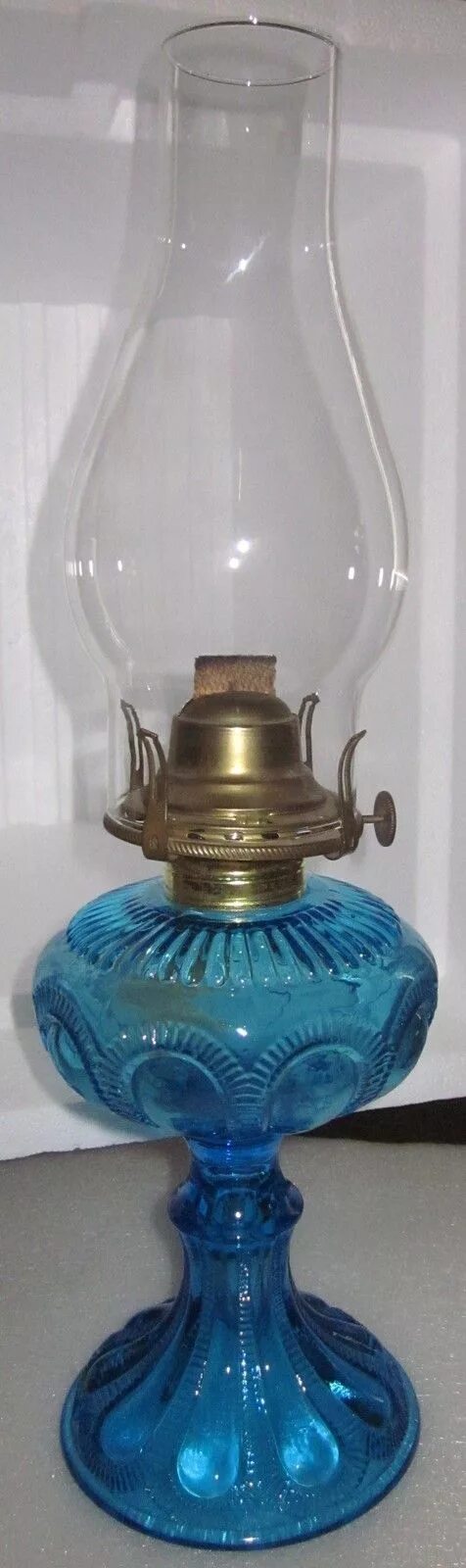 Стекло для керосиновой купить. Лампа керосиновая СССР синее стекло. Стекло для керосиновой лампы. Керосиновая лампа голубое стекло. Керосиновая лампа синяя.