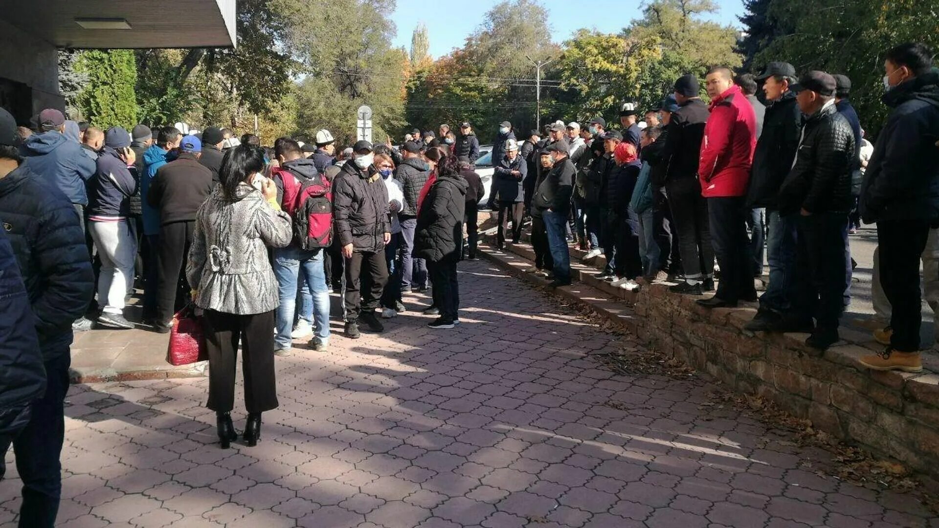 Последние новости на сегодня в мире рамблер. Митинг Бишкек. Митинг в Бишкеке сейчас. Дружинники в Бишкеке. Протесты в Киргизии 2020.