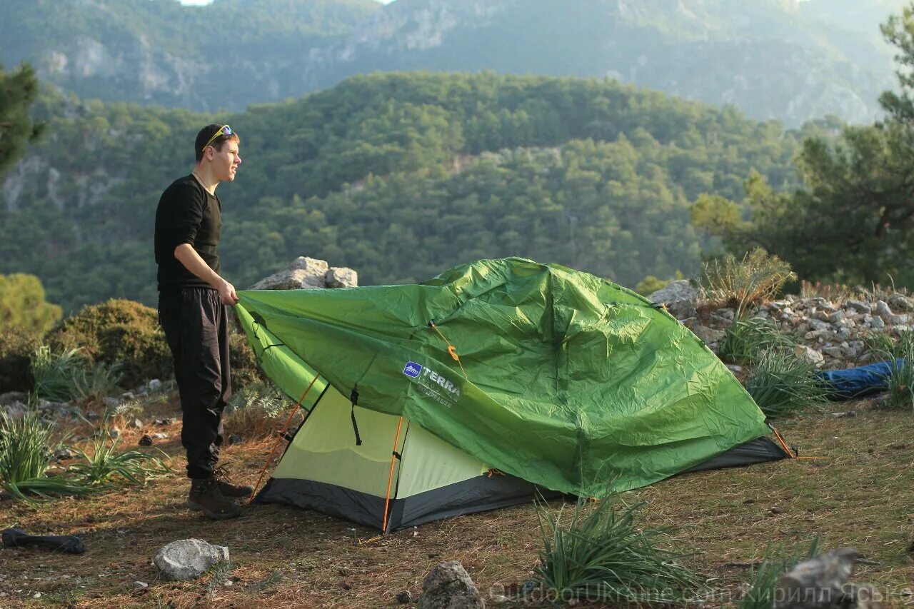Палатка. Туристическое снаряжение спальник палатка. Собирание палатки. Установленная палатка.