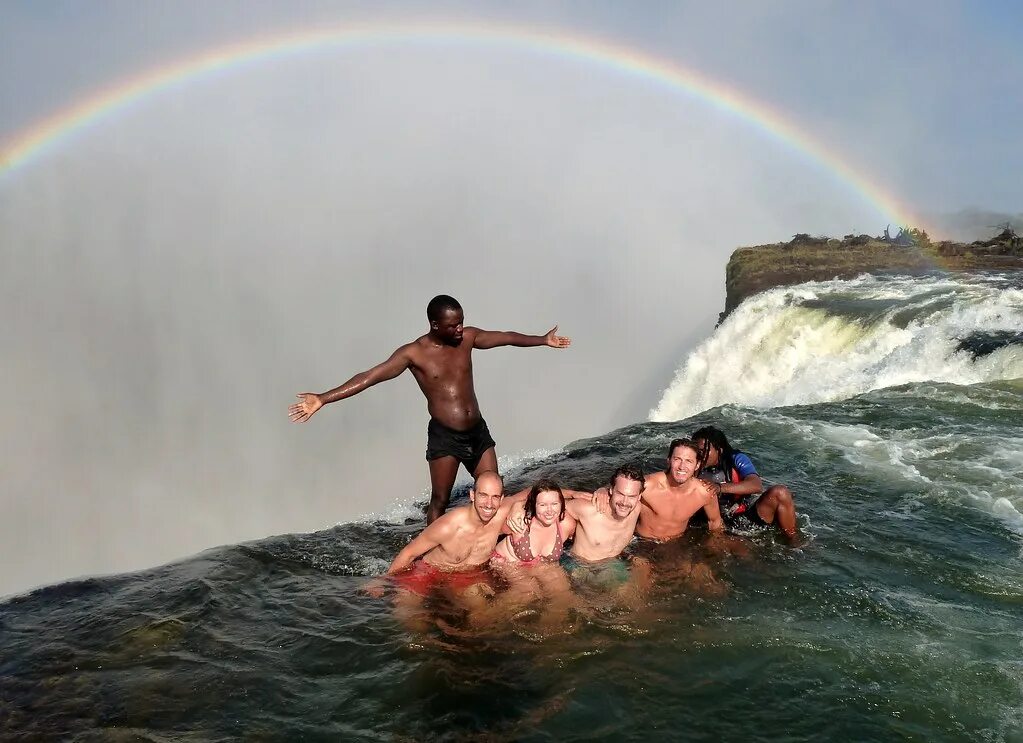 Бассейн дьявола Зимбабве. Падение с водопада