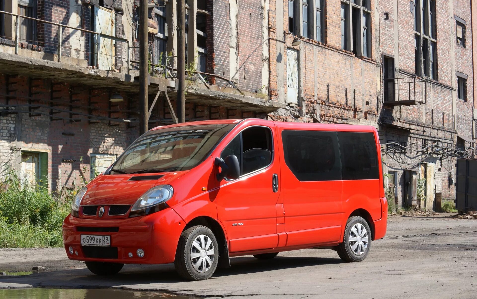 Купить рено пассажирский. Renault Trafic II 2001. Renault Traffic 2001. Рено трафик 2001 - 2009. Рено трафик яркая.