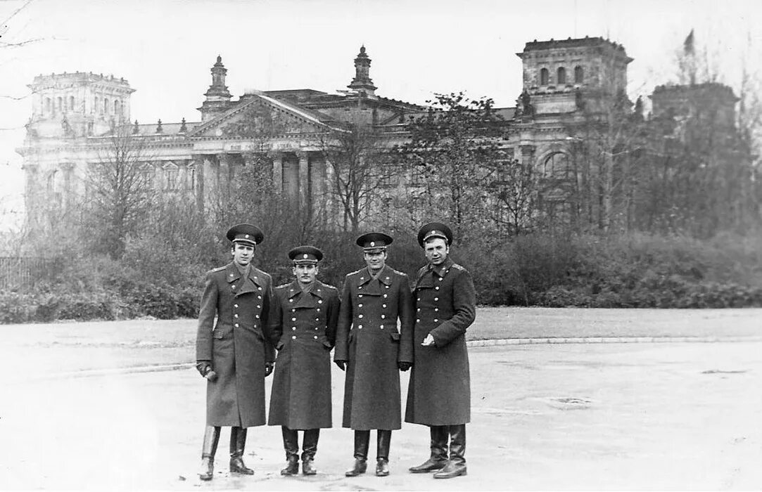 Берлинская бригада 133 батальон. Берлин карлсхорст берлинская бригада 53 танковый батальон. Берлинская бригада гсвг. Рейхстаг 1990. Берлин гсвг.