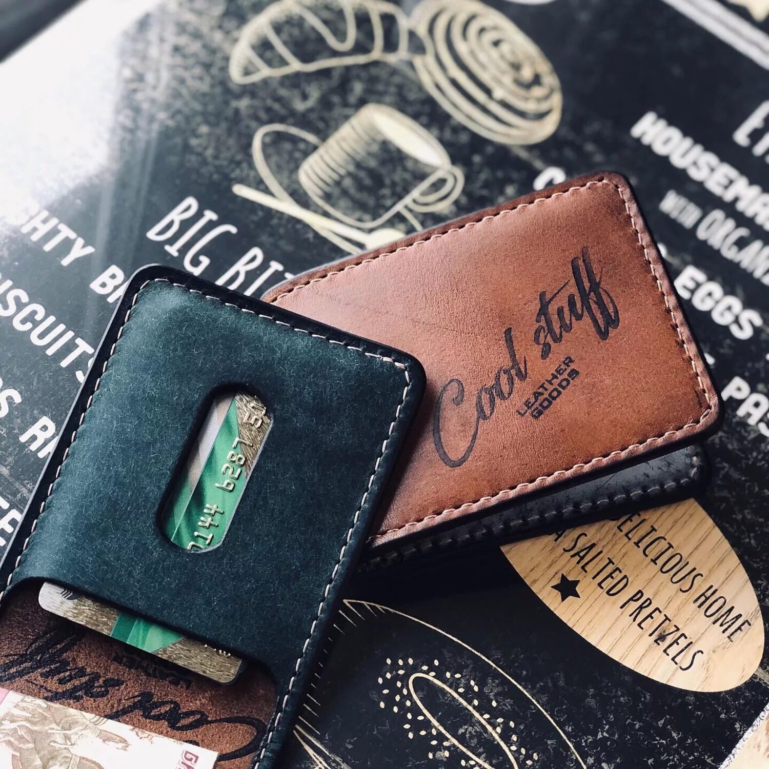 Подарок портмоне. Портмоне с зажимом. бумажник мужской с зажимом. jeton wallet кошелек.