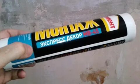 Клеим потолочную плитку жидкими гвоздями