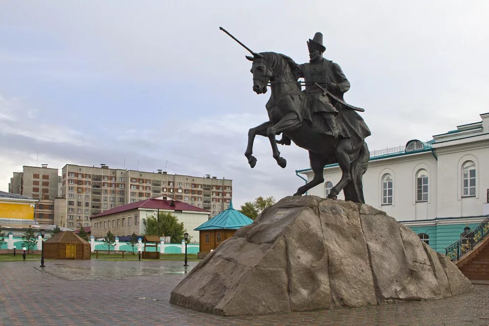 Памятники петропавловск казахстан. Бюст героя советского союза нуркаева талипа латыповича. Мемориальный комплекс в петропавловске. Памятник абая и пушкина в петропавловске. Петропавловск казахстан парк победы.