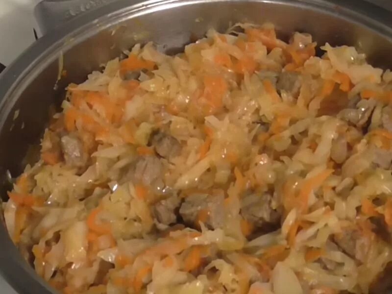 Тушеная капуста с мясом. Капуста тушёная на сковороде. Тушёная капуста с мясом на сковороде. Потушить капусту в сковороде вкусно. Как потушить капусту без мяса на сковороде