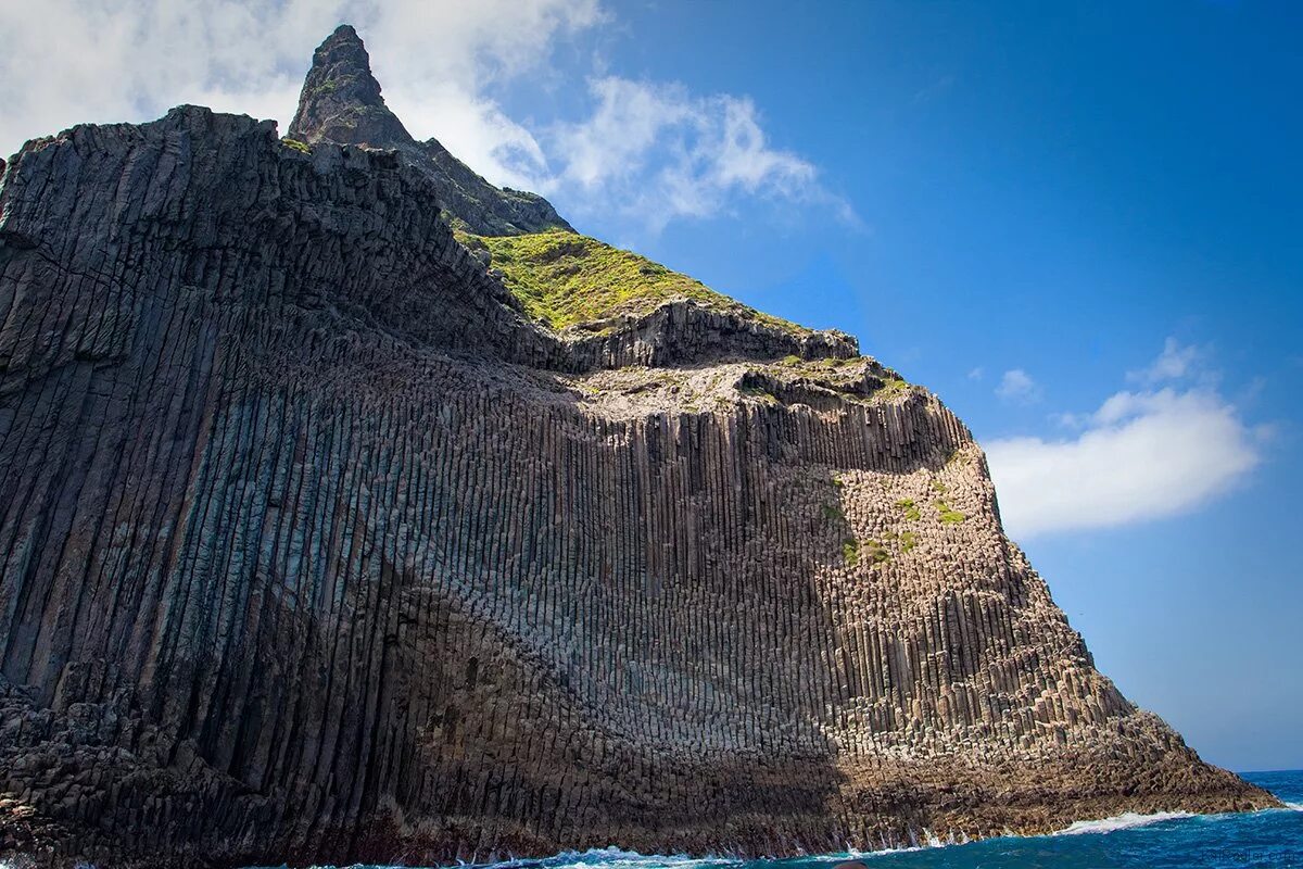 Каменистые горы. Скалы фотобаш. Норвегия гора прекестулен. Скалы лос-органос канарские острова. Скала эль капитан в долине йосемити.